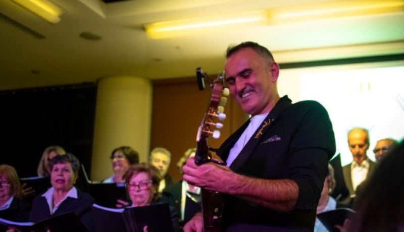 Χριστουγεννιάτικες μελωδίες από τις χορωδίες των ΚΑΠΗ του Δήμου Κορινθίων - Μουσική επιμέλεια: Μάκης Ψαραδέλλης